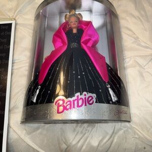 Barbie Black Gown with Hot Pink CapeBarbie Happy Holidays 1998 Doll  error